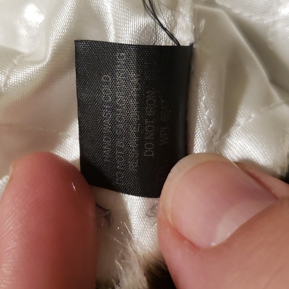 Woman white winter hat with fur - Picture 3 of 3